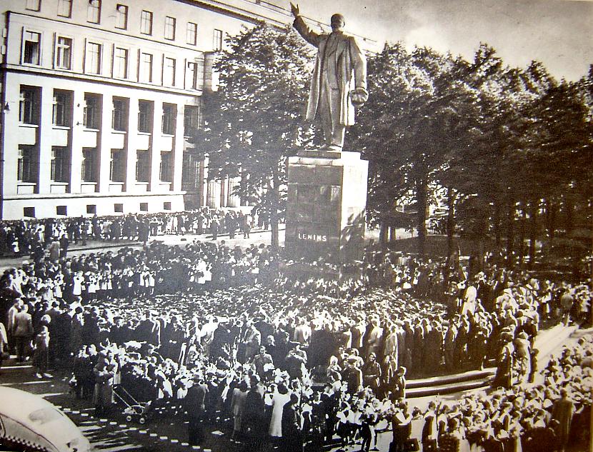 Tagadējā Brīvības iela pie... Autors: muuza Vakara Nostaļģijai — melnbaltā Rīga 1950mitie