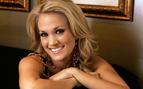 42 Carrie Underwood Autors: rozā kurpīte 50. populārākās sievietes internetā