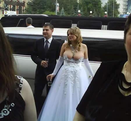  Autors: Durrrr van der Kurrr Satriecošas kāzu kleitas. :D