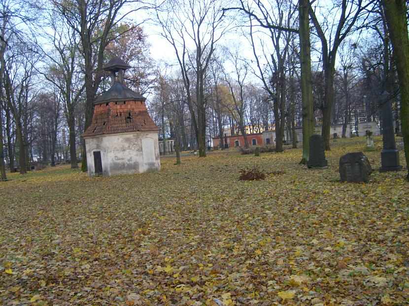  Autors: antoanns Lielie kapi - drūma un jauka vieta Rīgā. It īpaši nakts