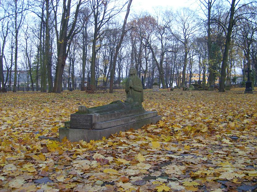 Šis piemineklis šķita... Autors: antoanns Lielie kapi - drūma un jauka vieta Rīgā. It īpaši nakts