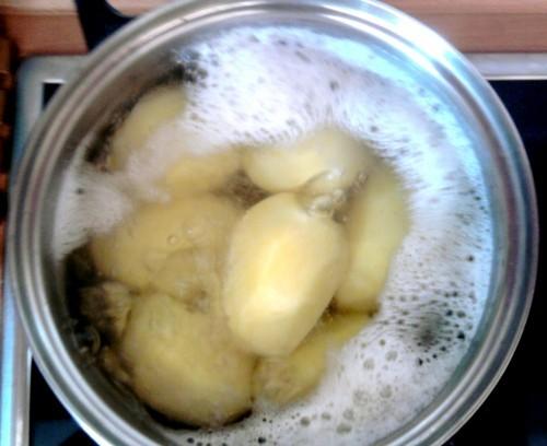 Izvāra kartupeļus Autors: elinits Kartupeļu sacepums ar gaļu, sieru, dārzeņiem.
