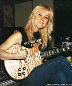 11 gados viņas rokās parādās... Autors: santulkins Lita Forda - sieviete, kas spēlē uz dubultgrifa ģitāras