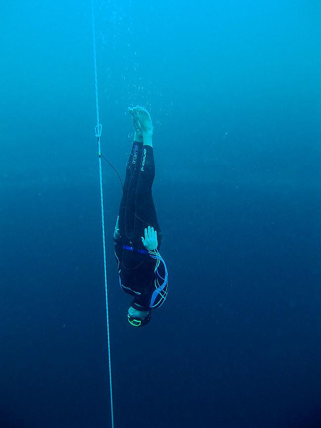 Талассофобия картинки. Фридайвинг глубина. Глубина погружения. Рекорд ныряния в воду. Погружение 100 метров.