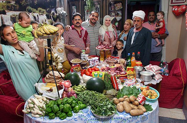 Ēģipte Ahmed ģimene no Kairo... Autors: Fosilija Padomā ko ēd un ko nē, daudziem vispār nav ko ēst!