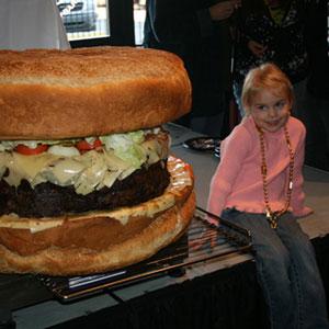 Pasaules lielākais hamburgers... Autors: Fosilija Pasaules milzeņi =)
