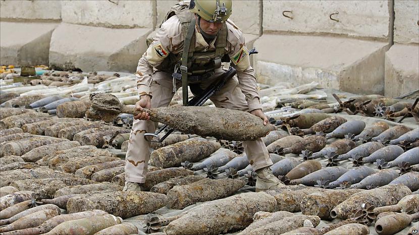 Irākas karavīrs pārbauda... Autors: Pļerkts 11. Janvāris bildēs pasaulē.