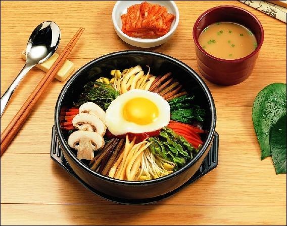 Bibimbap Tvaicēti rīsi podiņā... Autors: Fosilija Korejas TRADICIONĀLIE ēdieni