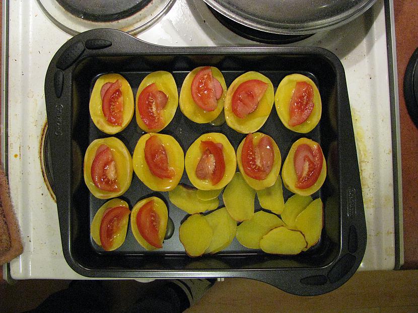 4Sagriežam tomātu daiviņās un... Autors: zilonis22 Cepti kartupeļi ar pildijumu