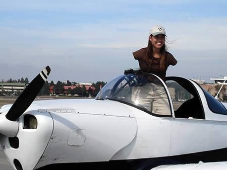 Jessica Cox ir pirmā pilote... Autors: varenskrauklis Iedvesmojošākie, apbrīnojamākie cilvēki bez rokām....