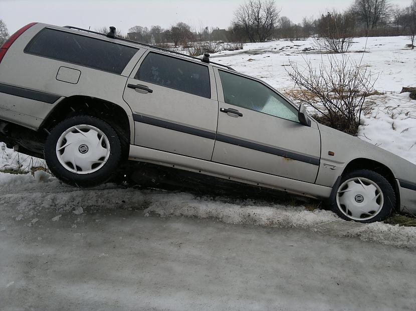  Autors: jackass1919 Ventspils grāvī ieslīd Volvo!