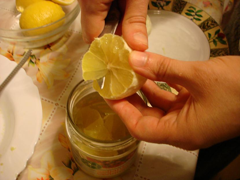 Griežam citronus iekšā burciņā... Autors: LietusVīrs Ideāls līdzeklis pret gripu
