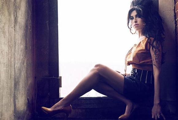 Amy Winehouse Autors: TikaiNesakiNevienam Bryan Adams - slavenību fotogrāfs, rokmuzikants