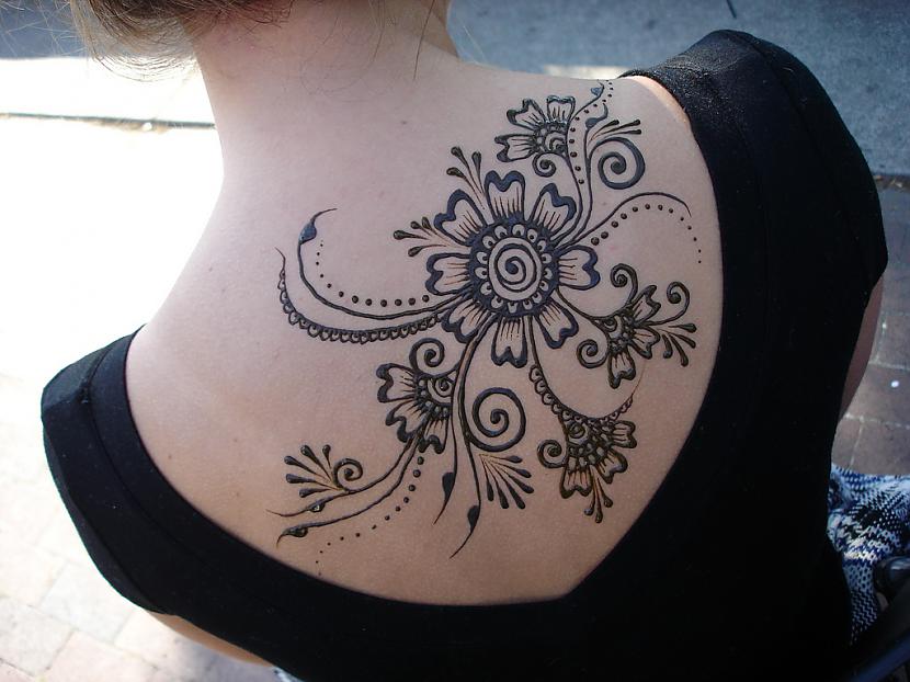 Zīmējums uz ķermeņa turas no 2... Autors: zirdziniece Hennas tetovejumi