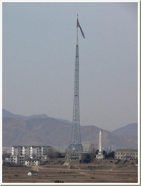 Bildē redzams... Autors: TheSame Šokējošā Ziemeļkoreja!!