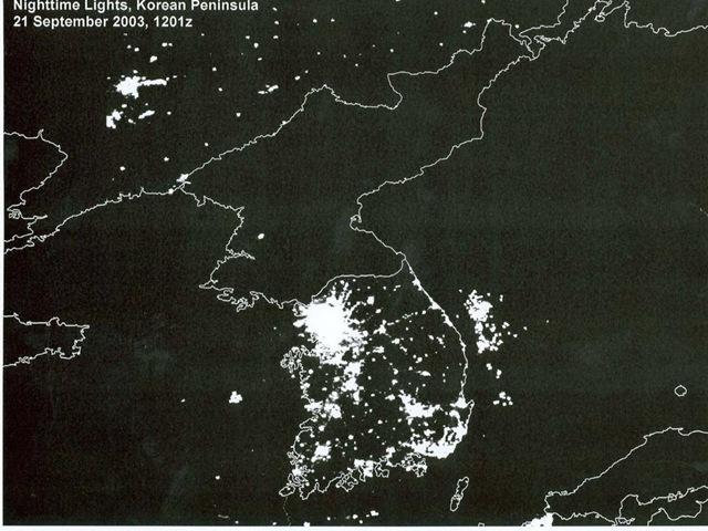 Scaronādi izskatās ZK naktī no... Autors: TheSame Šokējošā Ziemeļkoreja!!