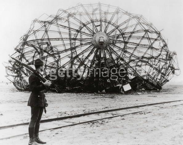 Karavīri apsargāja... Autors: queenofstone "Hindenburg" pēdējais reiss