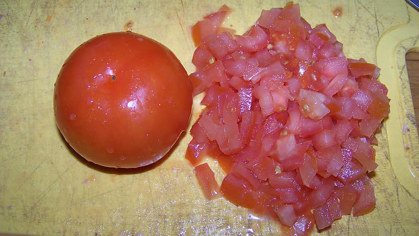 Tagad sašņikā kubaciņos tomātu... Autors: sunshinejush Ķīnas kāpostu salāti.