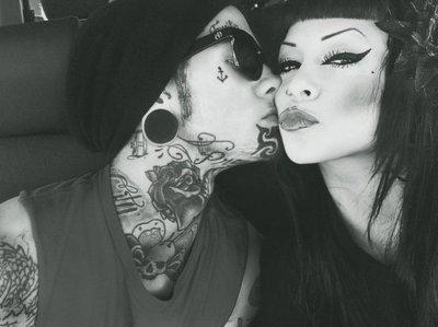  Autors: SataninStilettos kiss me quick..