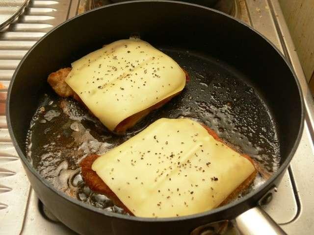 uzmetam sieru karbonādēm virsū... Autors: Mazulits īstu viru karbonāde!!!