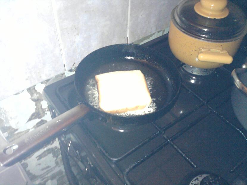 Tad apgriežam maizi ar sieru... Autors: GreenValdis Maizītes tev un man :)