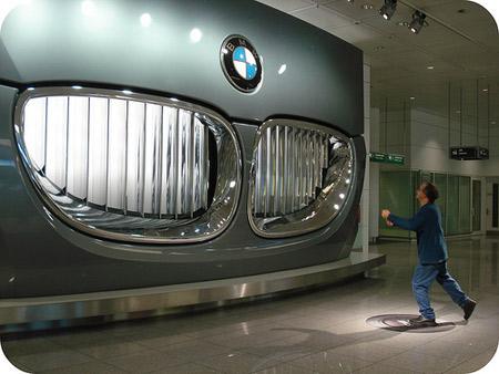 BMWja ne īstu tad blakus esot... Autors: theGameHasJustBegun Reklāmas lidostās.