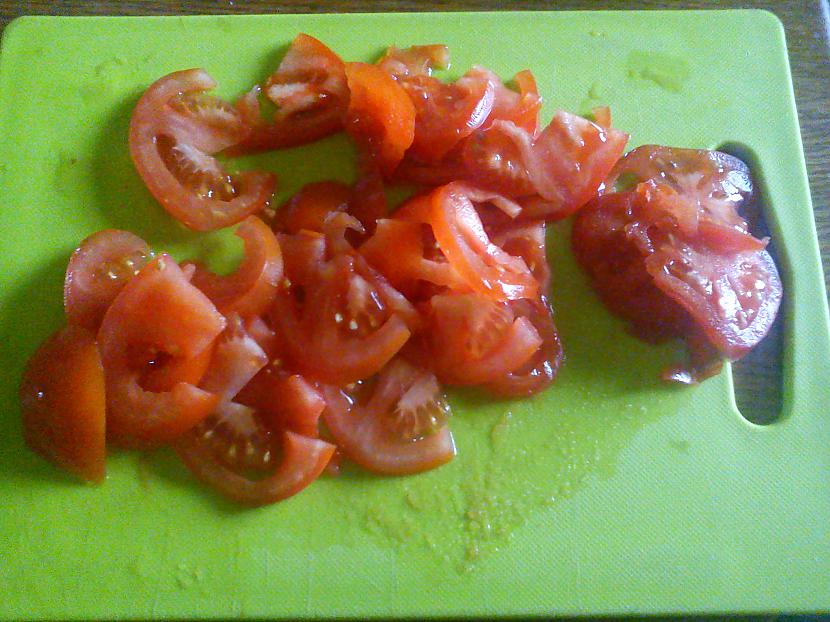 SMalki sagrieztus tomātus... Autors: DESPOTS GORE Garšīga pica ^^