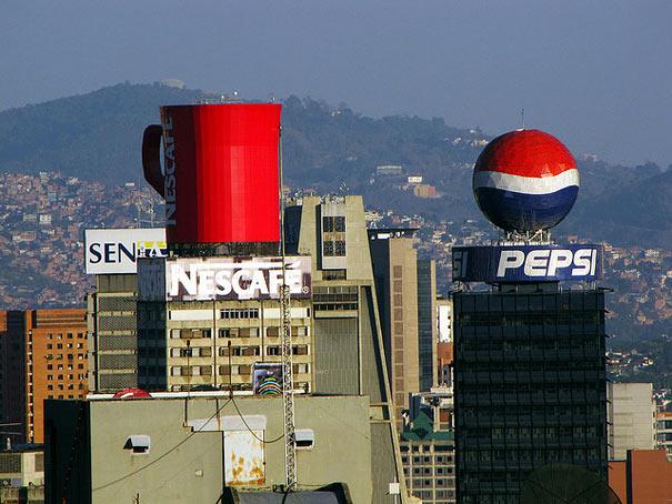 Pepsi un Nescafe reklāma Autors: Fosilija 20 Lielākās reklāmu ēkas.