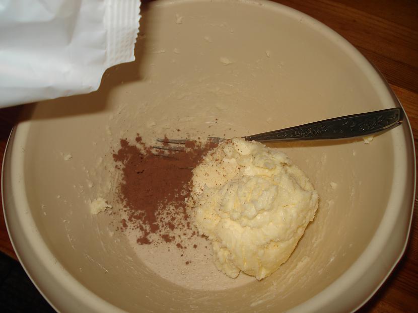 Pakāpeniski pievieno kakao... Autors: Fosilija Kā pagatavot ''saldo desu'' jeb "b