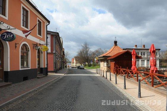 Cēsis Rīgas iela virzienā uz... Autors: Memo Kā ir mainījušās Cēsis.