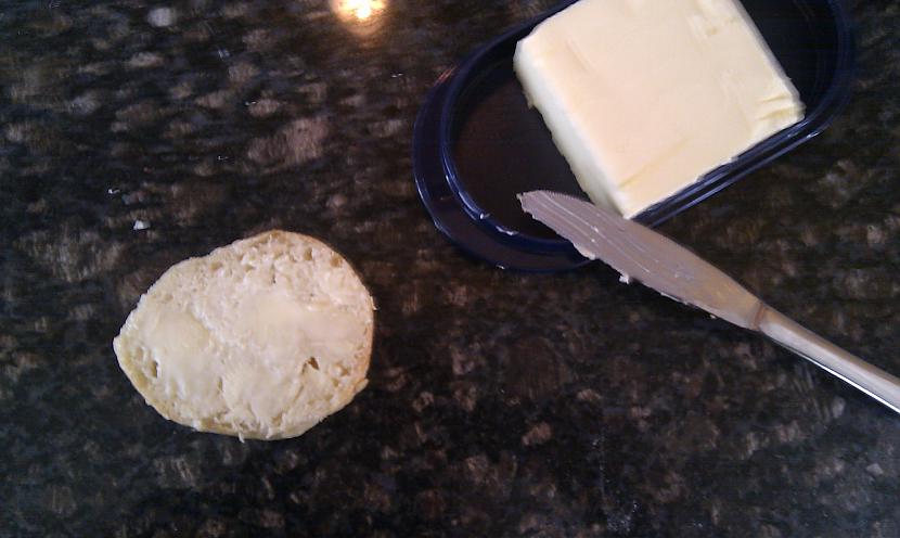 un uzsmērējam uz mūsu maizītes... Autors: brunof123 How to make sviestmaize!
