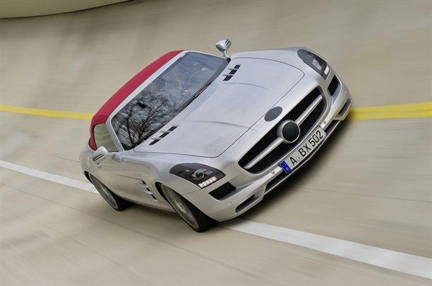  Autors: Anāls Error. Mercedes parāda SLS AMG rodsteru.