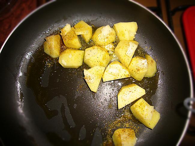 Kartupeļus sagriež uz pannas... Autors: dīva Man garšo pusdienas