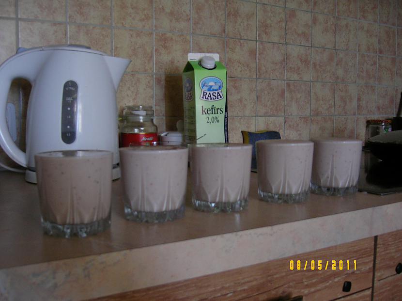 Salejam pa glāzītēm un tas ir... Autors: CredoZ Mājās gatavots jogurts.
