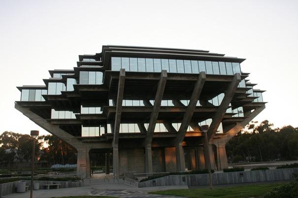UCSD Geisel bibliotēka ... Autors: battery Interesantākās ēkas pasaulē.