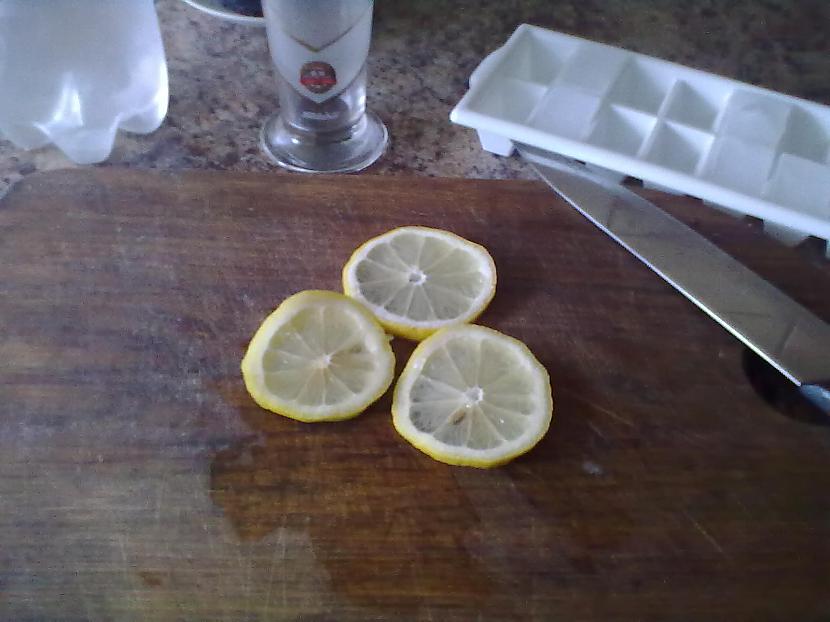 nogriežam no citrona 3 šķēles  Autors: Čubriks Atvēsinoš dzēriens