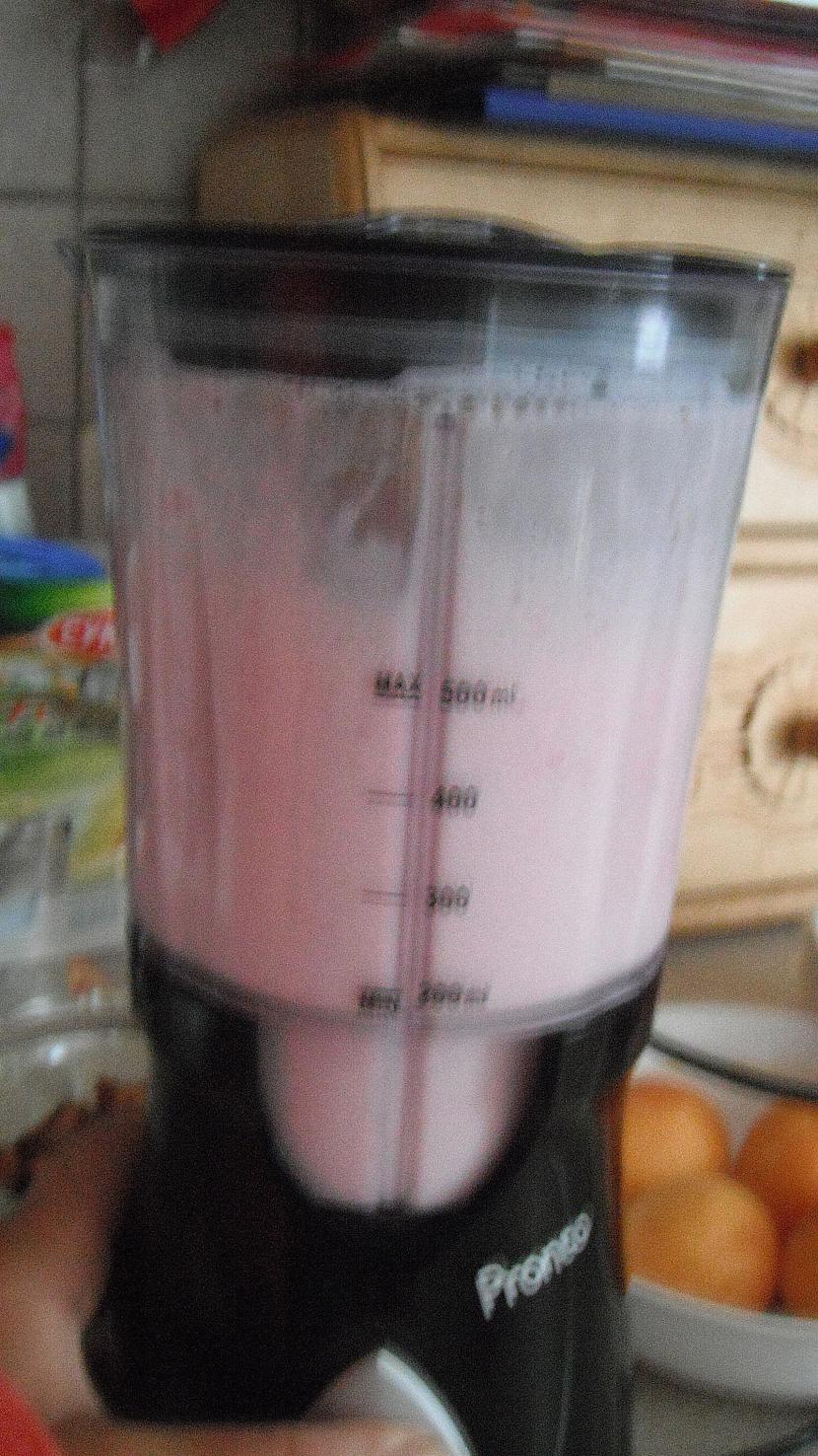 visu sakuļam Autors: karameljukafija Strawberry smoothie