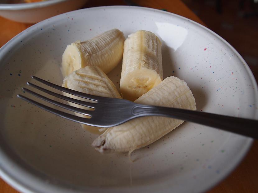 banānu saspaida ar dakšu Autors: karoliina97 Banānu keksiņi. omnomnomnom