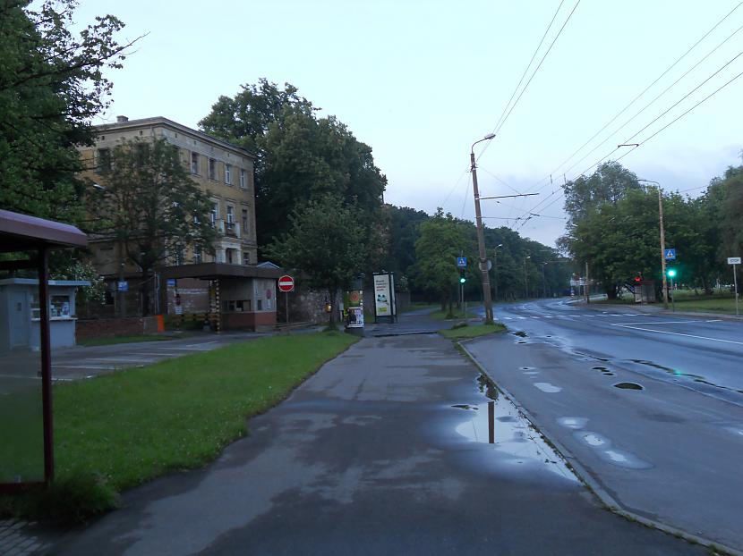 Dzeltenā ēka pa kreisi ... Autors: Murmulita Rīga pusē piecos no rīta