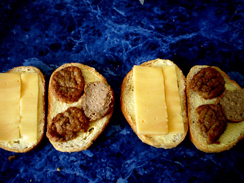 un uz pirmajām maizītēm sieru Autors: Ritaa Gandrīz iedeālas pusdienas. :)
