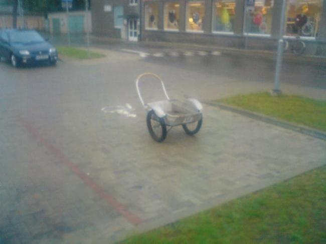 Lēto invalīdu ratiņu stāvvieta Autors: Woshy Tas notiek tikai Latvijaa :D