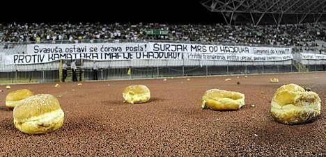 nbspVirtuļi Horvātijas fani... Autors: Deshux 10 dīvainākās futbola laukumā izmestās lietas