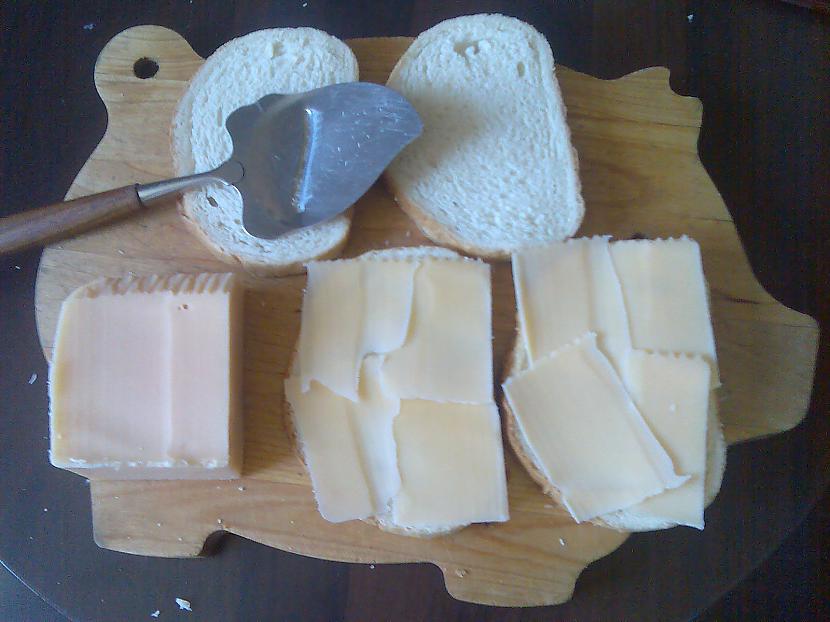 Pārklājat 2 no tām ar sieru Autors: MrMikus Kā pagatavot Tostermaize uz pannas