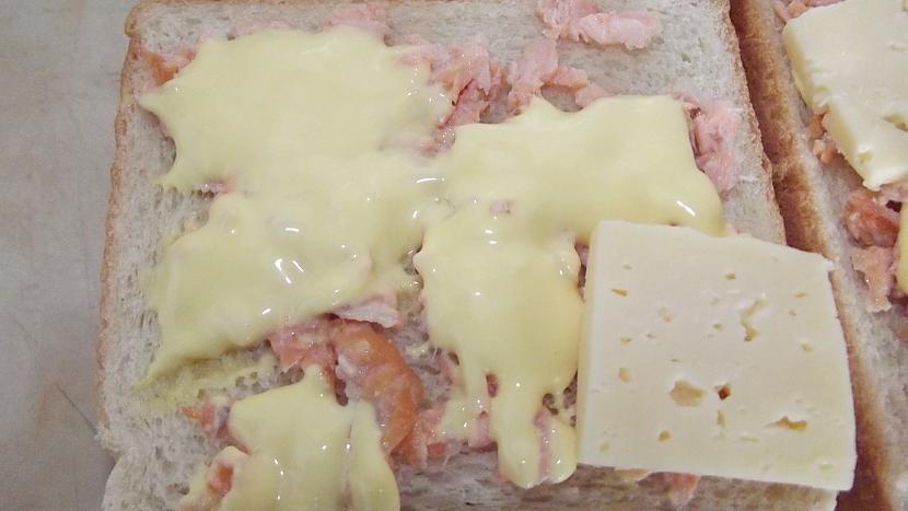 Uz maizītes liekam laša... Autors: RooFUS Laša tostermaize ar sieru