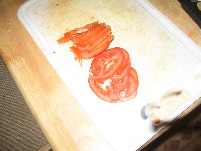 un sagriežam tomātus Autors: SugarLady Sulīgā pica.:)