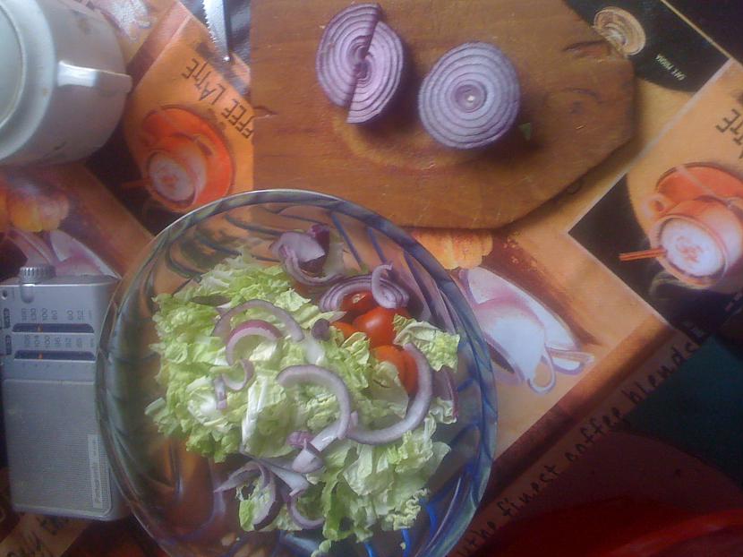 piegriežam uz pusēm sadalītas... Autors: mailitis Vasarīgs ēdiens - Grieķu salāti