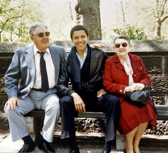 Baraks ar saviem vecvecākiem... Autors: luvazhels Baraks Obama caur gadiem.