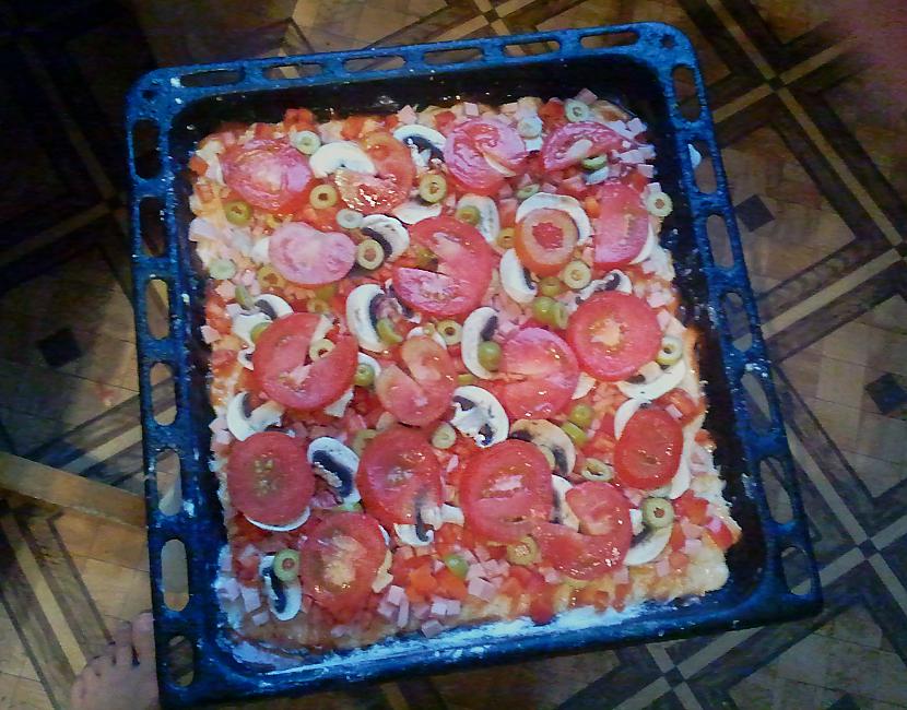 Liekam virsū tomātus Autors: llemon Bagātīgā pica