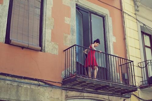  Autors: redbulis Sarkanajā kleitiņā