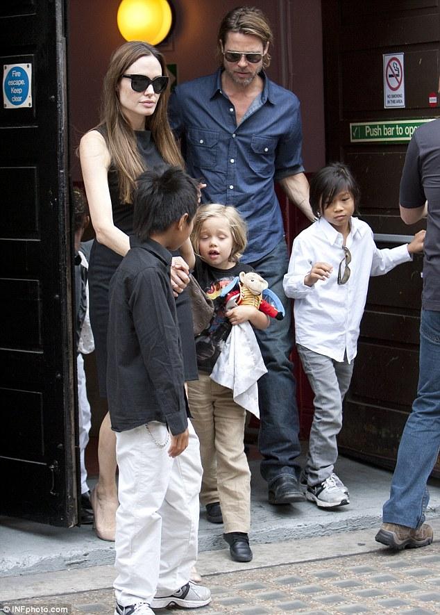  Meita Shiloh pieci gadi veca... Autors: redbulis Breds Pitts un Angelina Jolie Londonā!